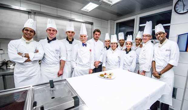 世界知名的英國皇室御用廚師- 安東・莫西曼委託個人收藏予瑞士教育集團2